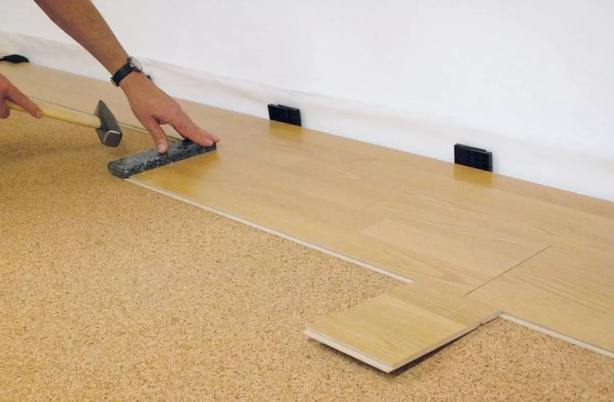 軟木基板：層壓板和評論，軟木瀝青和造型，如何固定襯裡到地板，塗層