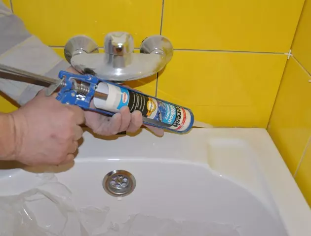 A diferenza entre o baño ea parede: as formas máis simples e eficientes de ollar a brecha