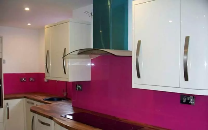 Fartuch na kuchnię z tworzywa sztucznego: Zdjęcie Leraa, z drukowaniem fotograficznym, opinie, jak naprawić i przykleić własne ręce, instrukcje wideo