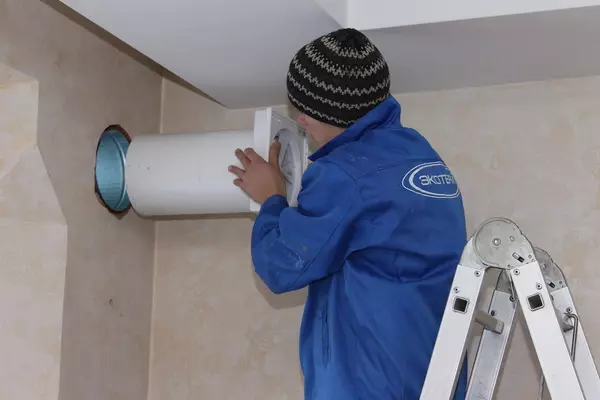 Ventilasie in 'n houthuis. Kenmerke van ventilasie in die badkamer