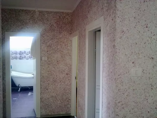 Liquid wallpapers in the hallway