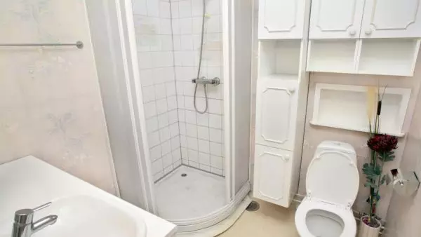 Hoe om 'n stortkajuit in 'n klein badkamer te installeer