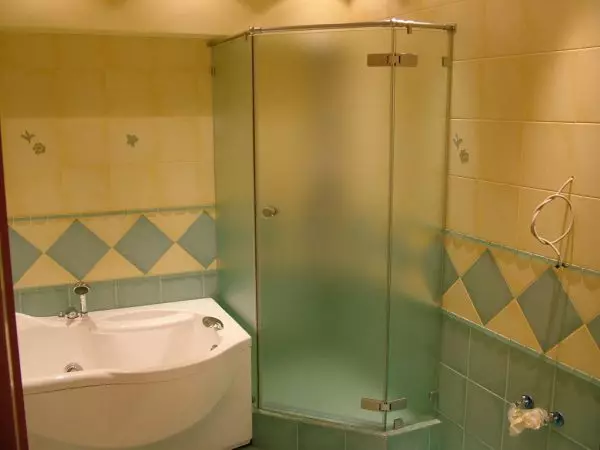Slik installerer du en dusjkabinett i et lite bad