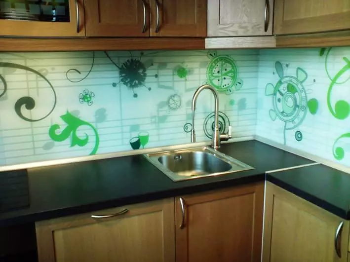 Plastové kuchyňské panely: nástěnný panel se vzorem, jak šít kuchyň, strop panelů, dokončování, fotografie