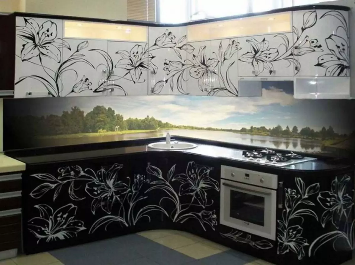Panneaux de cuisine en plastique: panneau mural avec motif, comment coudre la cuisine, plafond des panneaux, finition, photo