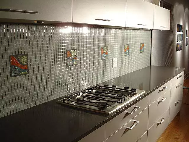 Kako lijepiti pločicu na zidu u kuhinji: Kako izlagati, polaganje mogućnosti, kako staviti ispravno, video upute, foto galerija