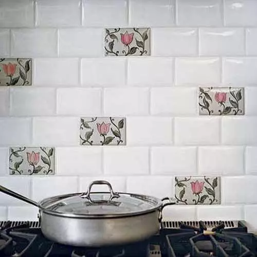 Bílá dlažba pro kuchyň: Co lepší vzhled, pod cihlou, fotky zástěry, černá bílá barva, lesklý keramický, venkovní, dlaždice, video