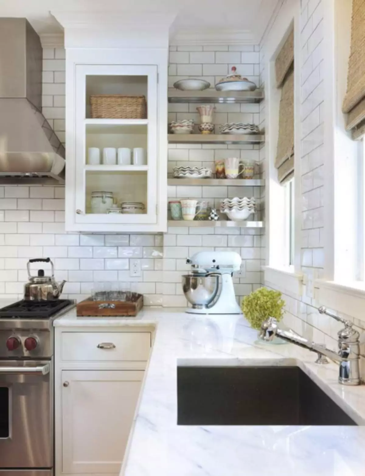Weiße Fliese für die Küche: Was besser aussehen, unter Backstein, Fotos von Schürze, Schwarzweißfarbe, glänzende Keramik, Outdoor, Fliese, Video
