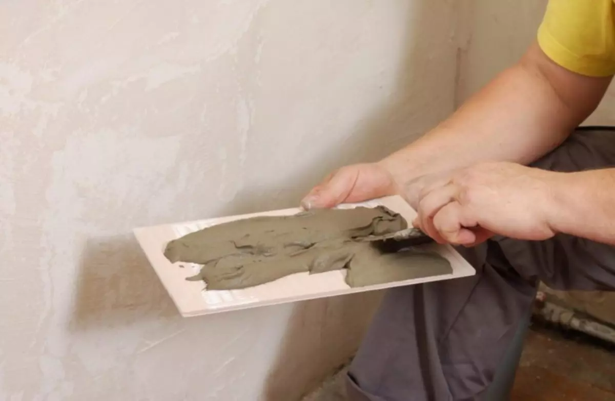 Hvordan sette en flis på veggen: Styling og hvordan du skal si det riktig med dine egne hender, keramiske fliser