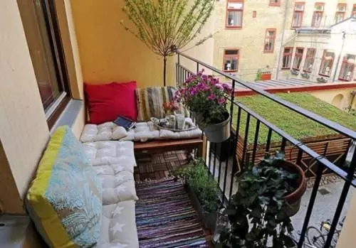 Interior saka balkon cilik. Foto