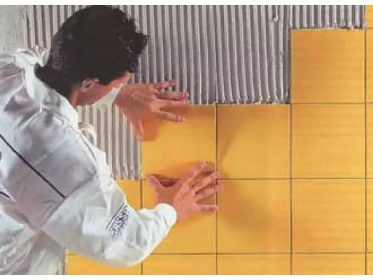 Hvordan lim en flis på veggen: På gulvet på riktig måte, flislagt og keramisk, gjelder utendørs video, hvordan du holder fast
