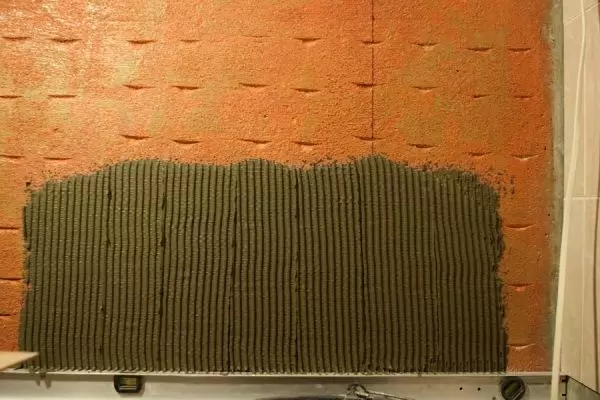 Ubin di dinding beton: Cara merekatkan ubin, tongkat dan letakkan dengan benar