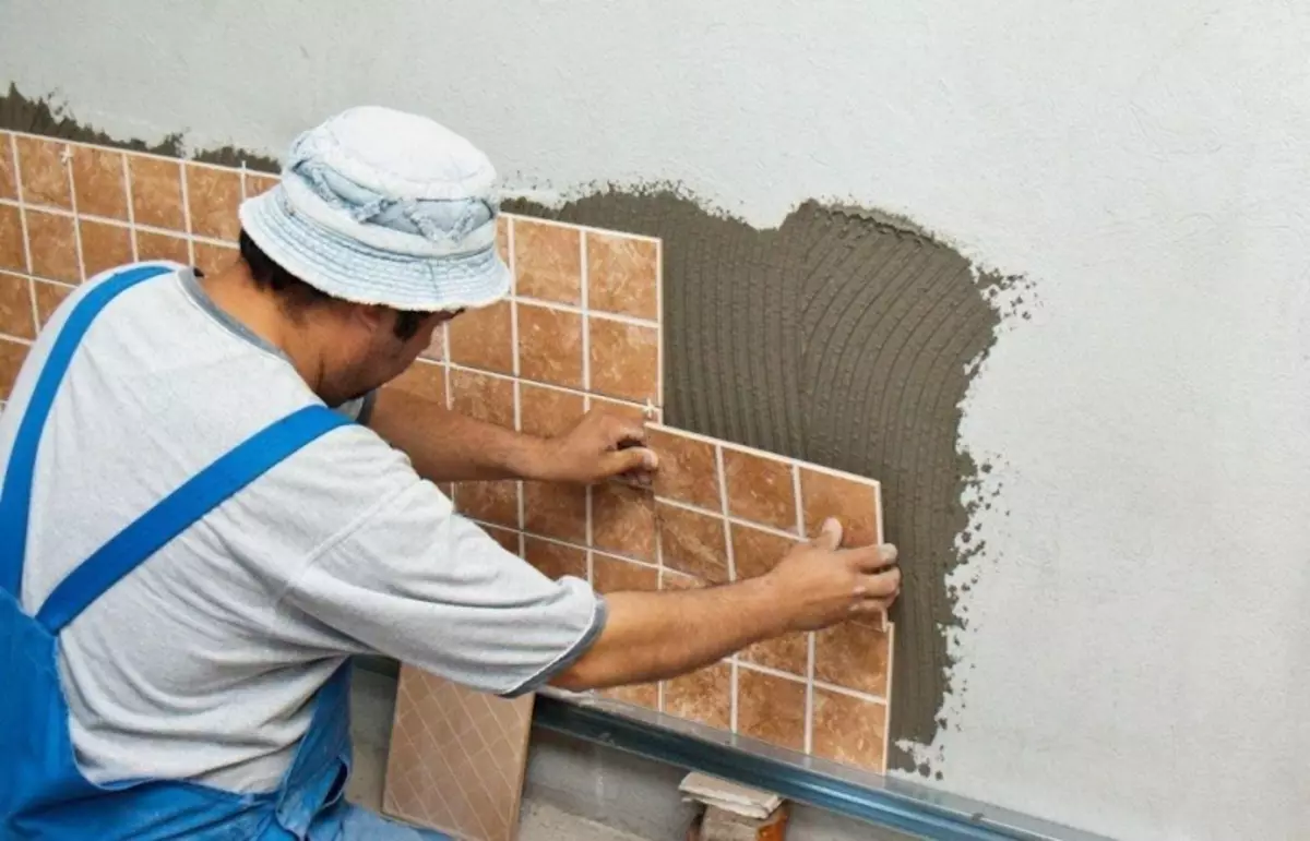 Rajola a la paret de formigó: com enganxar una rajola, enganxar-la i posar-la bé