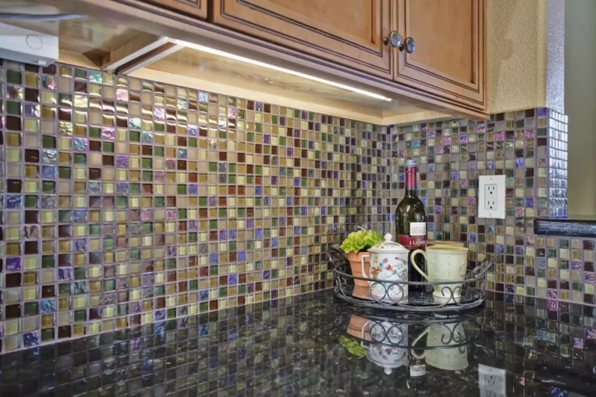 Mozaika v interiéru: Pro kuchyňské dlaždice, moderní kombinace, kombinace různých materiálů, použití