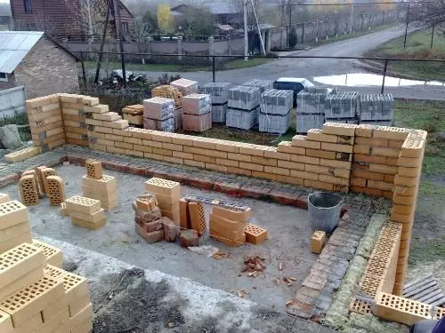 Wéi e Balkon mat Ären eegenen Hänn ze maachen. Bau vun enger Mauer Balkony