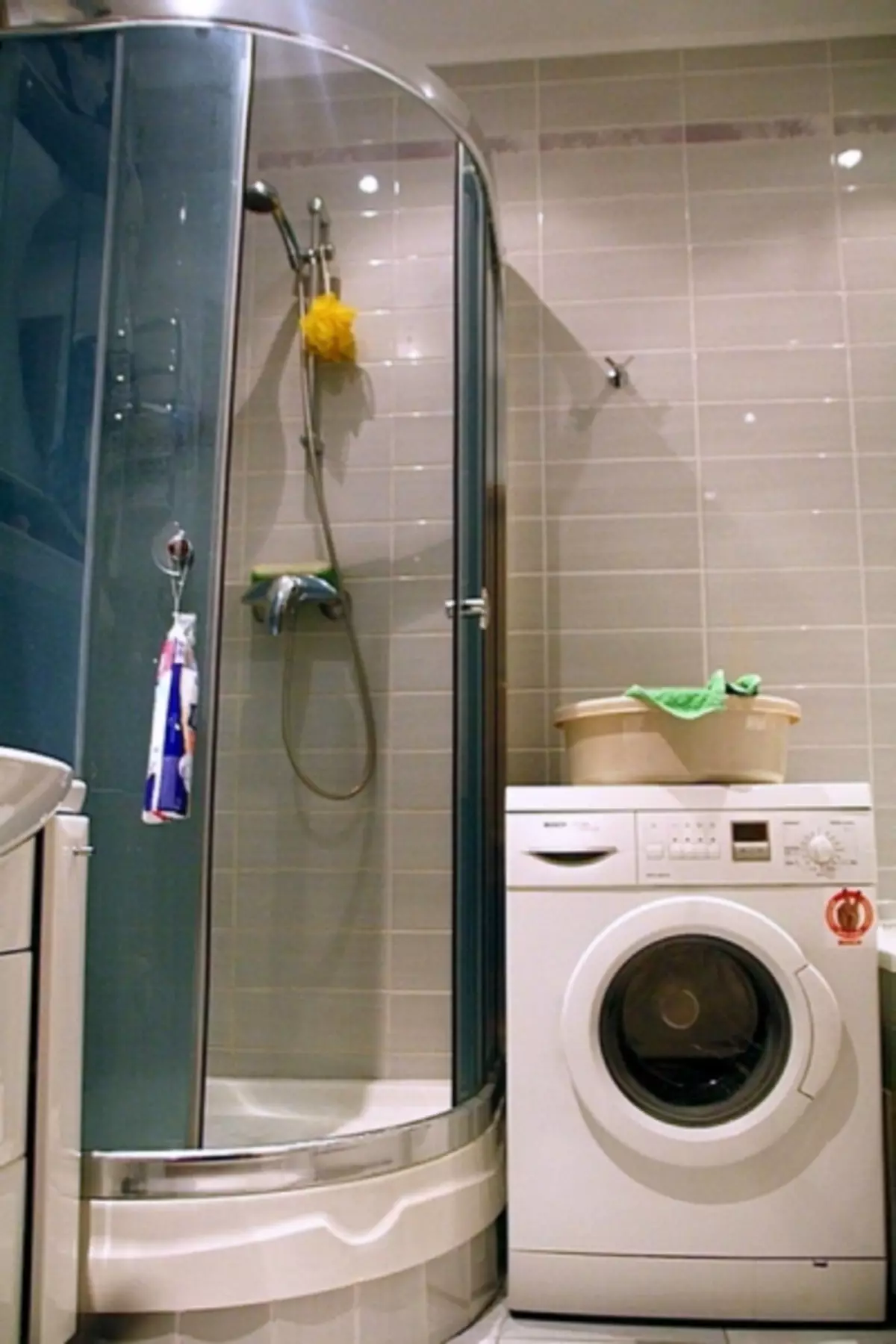 洗濯機が付いているKhrushchevの浴室のデザイン - 専門的なアドバイス