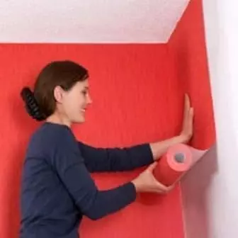 Hoe wallpapers te lijmen in de hoeken van de keuken: goed lijmhoeken met behang, ontwerp een buitenhoek, flieslinische choplares, instructies, video