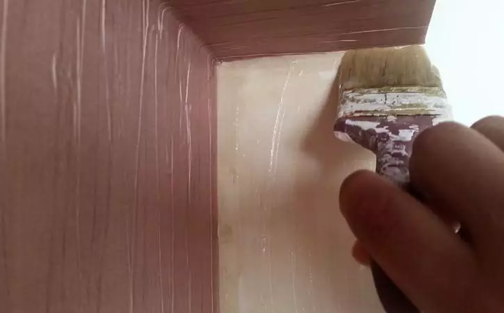 How to Glue Wallpapers in the Corners of the Kitchen