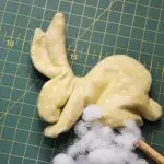 인테리어를위한 아름다운 부활절 토끼를 만드는 방법?