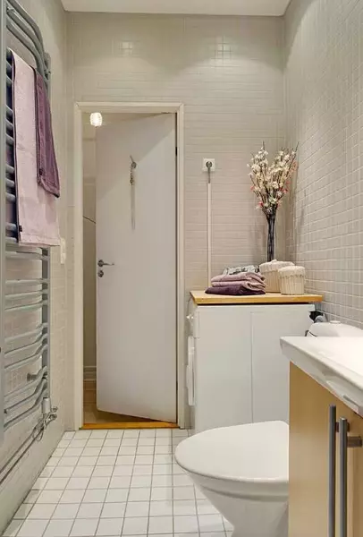 Petite salle de bain Design: résoudre le problème avec compétence