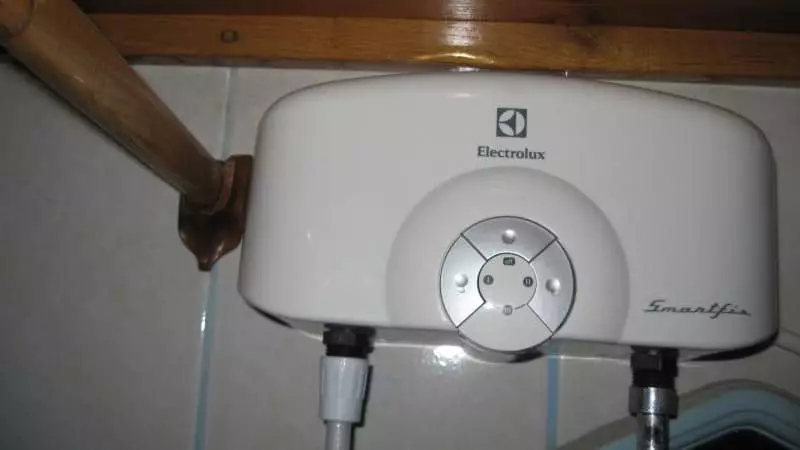Så här installerar du en flödesvattenberedare i badrummet