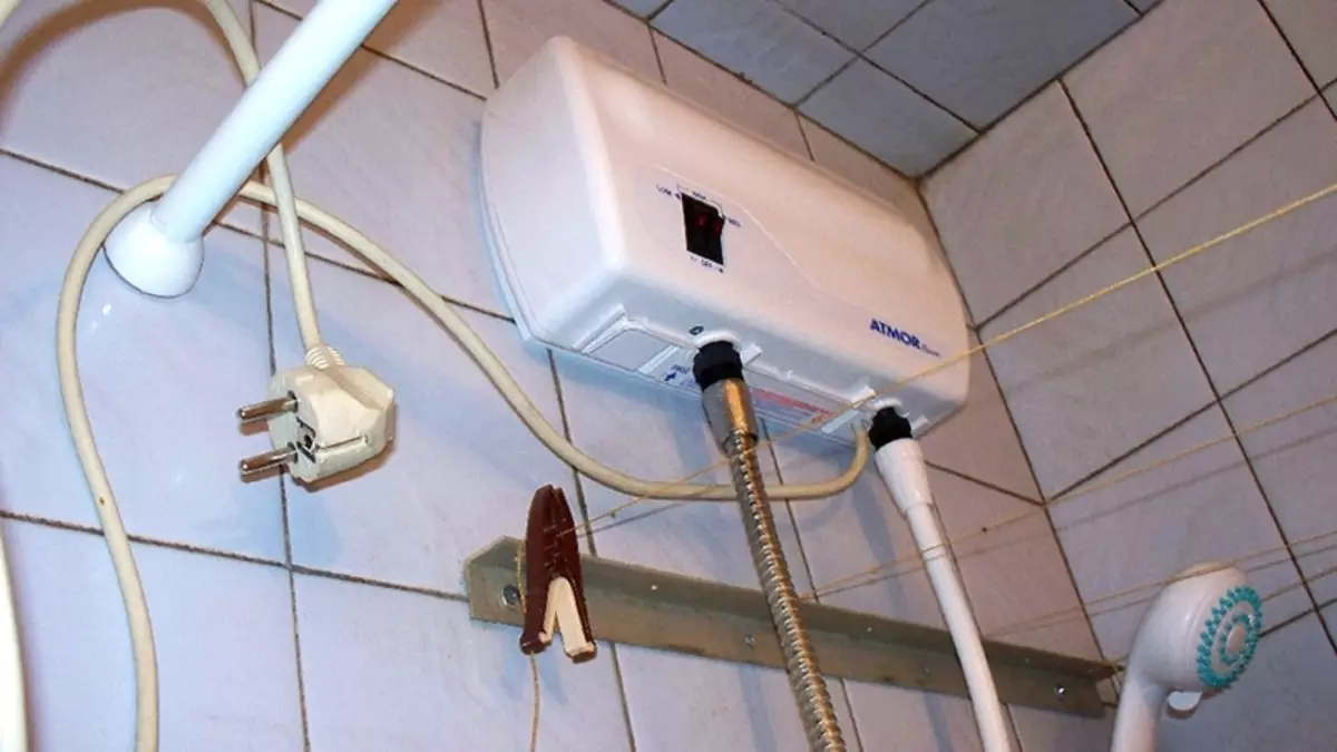 बाथरूममध्ये फ्लो वॉटर हीटर कसे प्रतिष्ठापीत करायचे