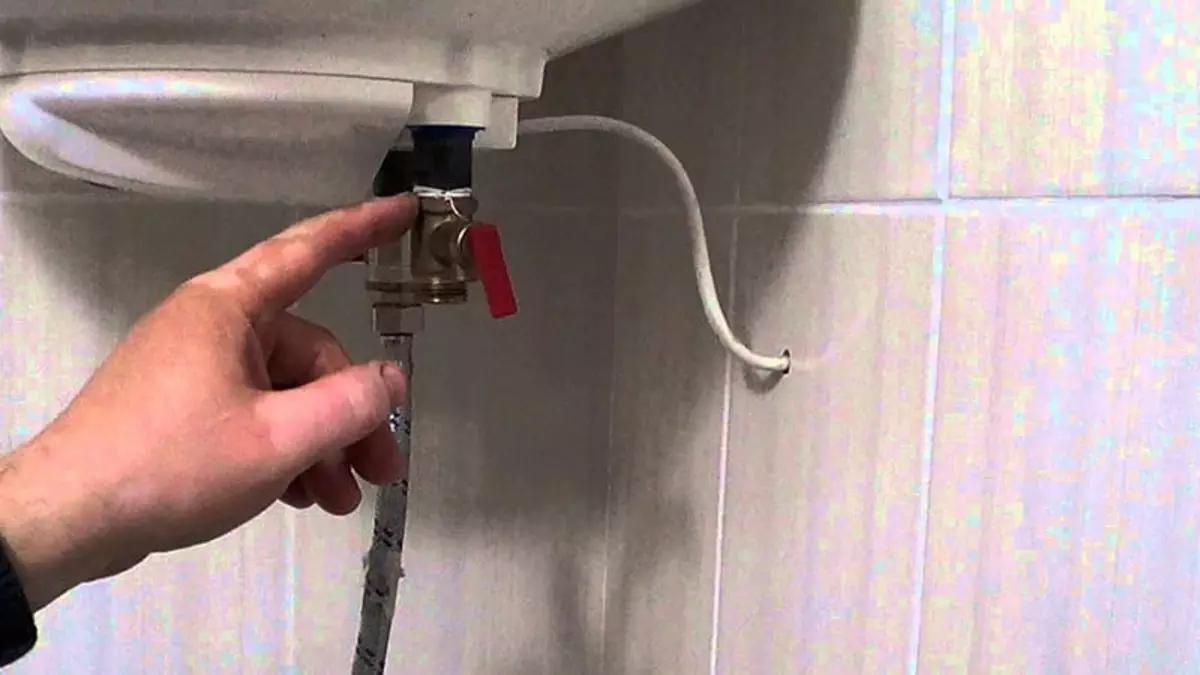 Како исцрптати воду из котла: Видео упутство