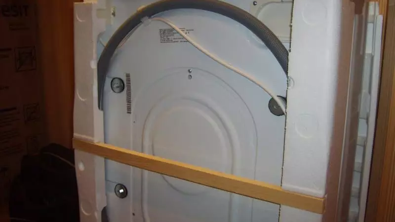 Conectando uma máquina de lavar roupa com suas próprias mãos
