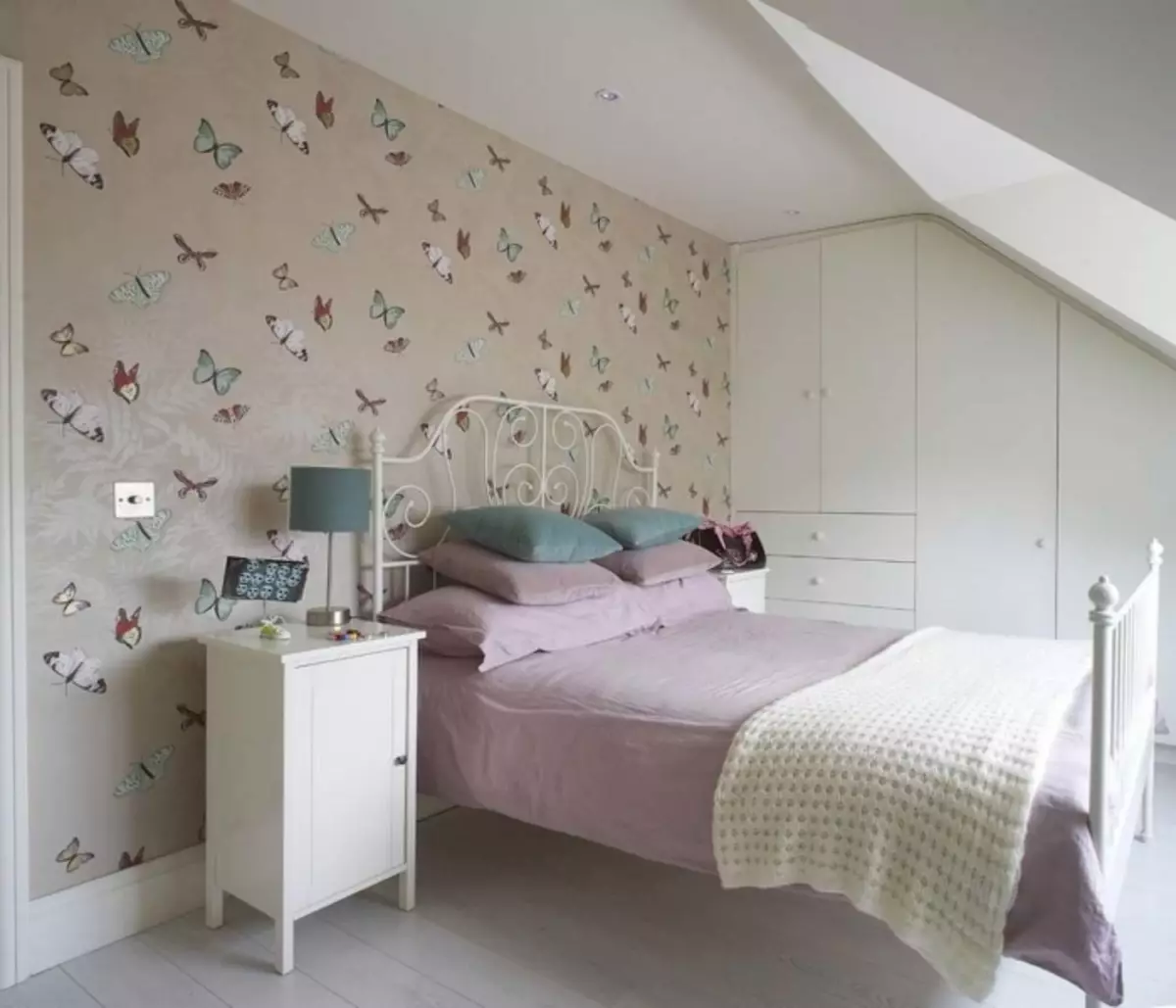 Kertas dinding dalam reka bentuk foto bilik tidur 2019: digabungkan, bergaya 2019, idea-idea moden, di bilik tidur kecil, gaya di dalam bilik tidur dalaman, koleksi baru, video