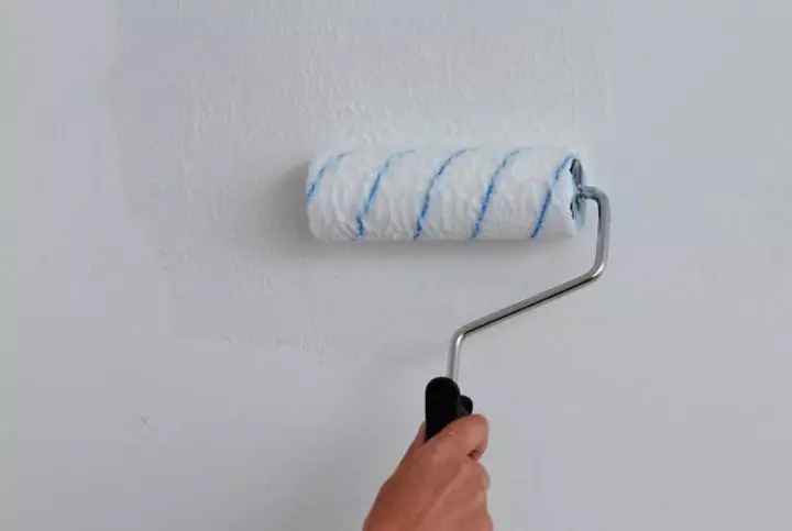 如何胶水素壁纸：仪表，用自己的手正确吹，视频，墙壁粘贴，宽，如何粘，是可以粘贴，照片