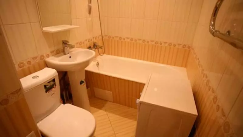 Banheiro combinado em Khrushchev: foto de design de interiores