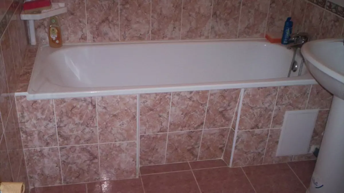 Kúpeľňa Oprava pod kúpeľňou: Musím položiť dlaždice
