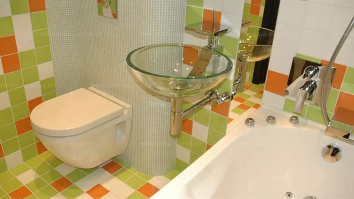 Riparazione del bagno nel pannello Casa: esempio di interior design