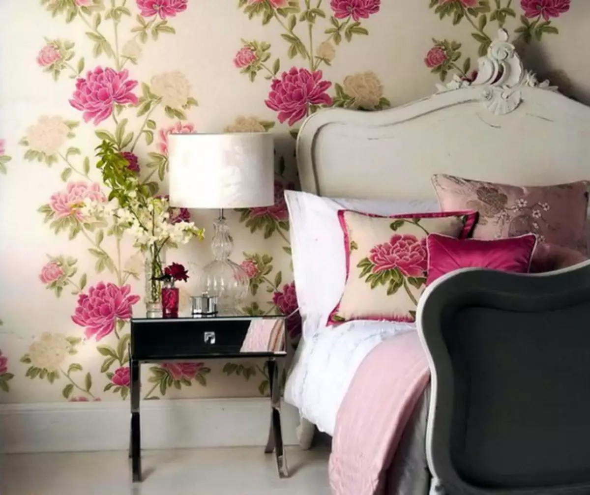 Tapete mit Blumen: Foto im Inneren, Blumen an der Wand, große Mohnblumen, Rosen, kleinere Blumensträuße, weiße Pfingstrosen, 3D rot und rosa, Aquarell, Video