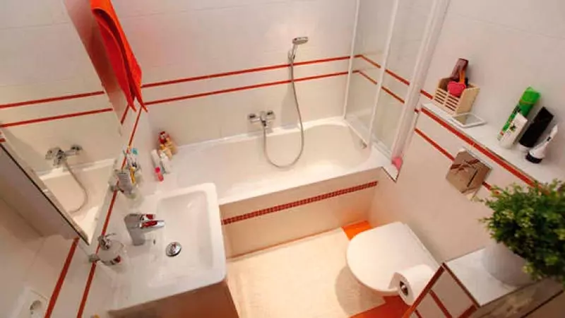 बाथरूम की मरम्मत: छोटे कमरे के आकार का फोटो