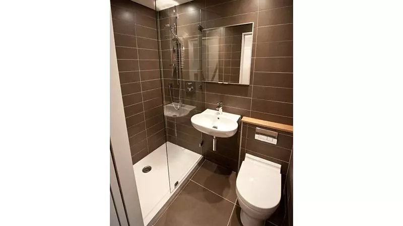 トイレと組み合わせた浴室で修理：写真の指導