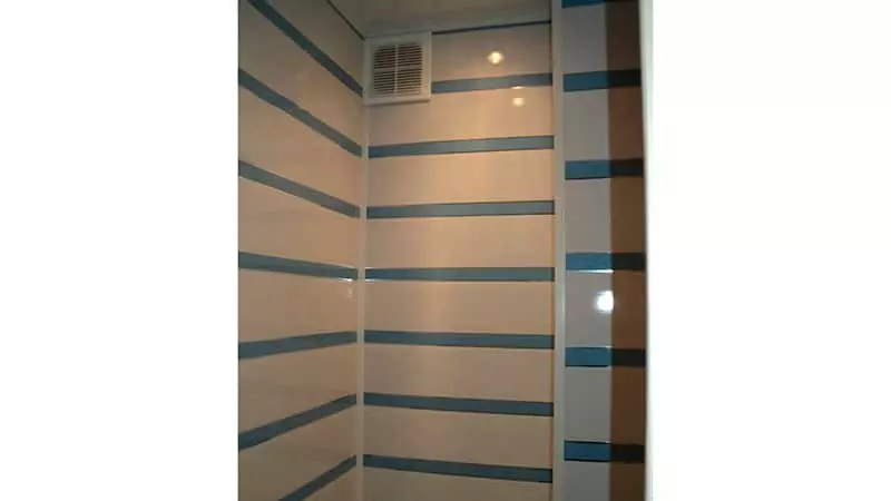 Toiletafwerking met plastic panelen: interieurontwerpfoto