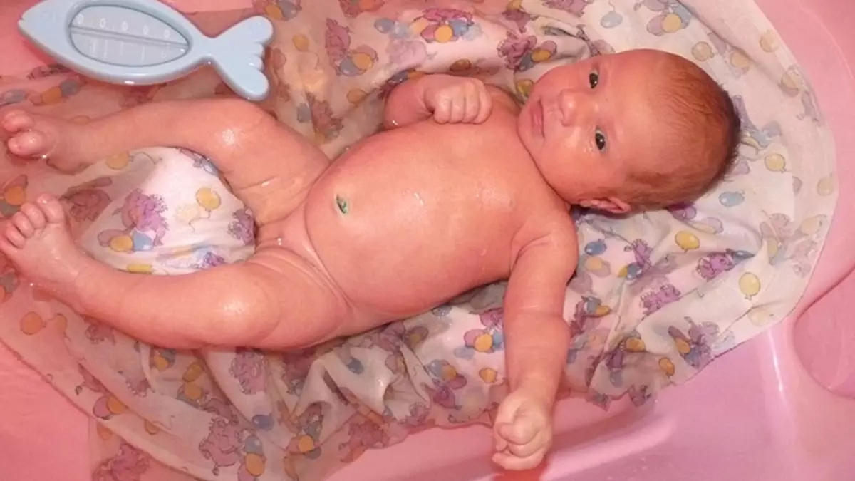Половые органы новорожденного мальчика. Новорожденный ребенок голенький.