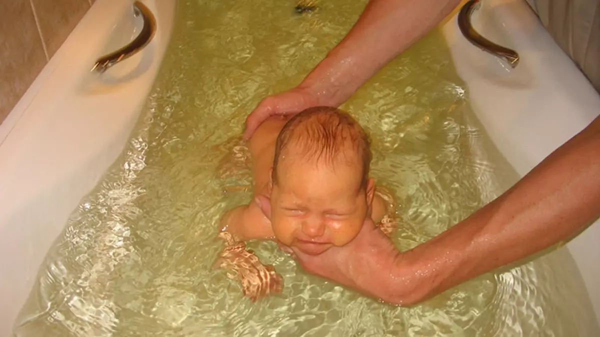 Новорожденный купается