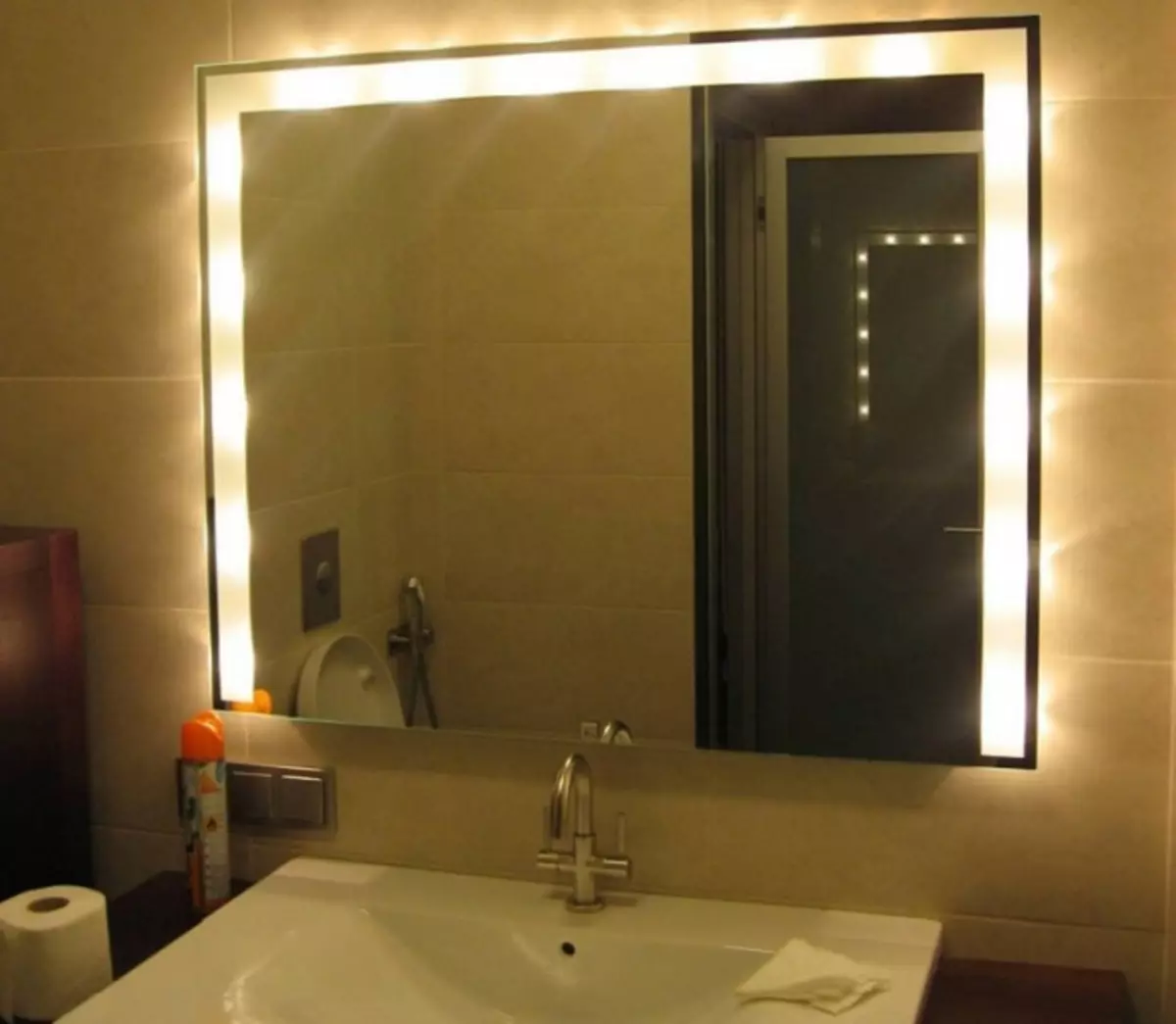 از شستن آینه بدون طلاق: نحوه محافظت در برابر رطوبت و تمیز کردن از یک لامپ