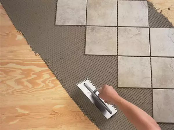 如何在浴室铺设指南的地板上放一个瓷砖