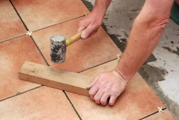 Cómo poner un azulejo en el piso en el baño - guía de colocación
