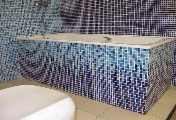 如何在浴室鋪設指南的地板上放一個瓷磚