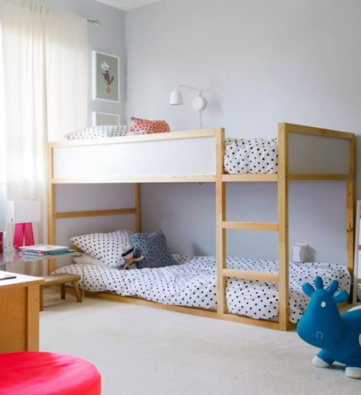 เตียงในห้องเด็ก - 120 รูปของตัวเลือกที่ดีที่สุดสำหรับเด็กชายและเด็กหญิง
