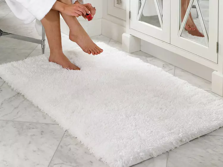 如何选择最好的浴室地毯