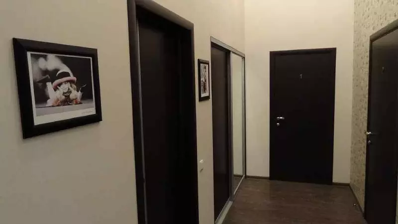 Fonds d'écran dans le couloir sous les portes noires Photo: auto-adhésif lumineux, chêne blanchi, quoi choisir, combiner portes et papier peint, qui est d'abord collé, vidéo