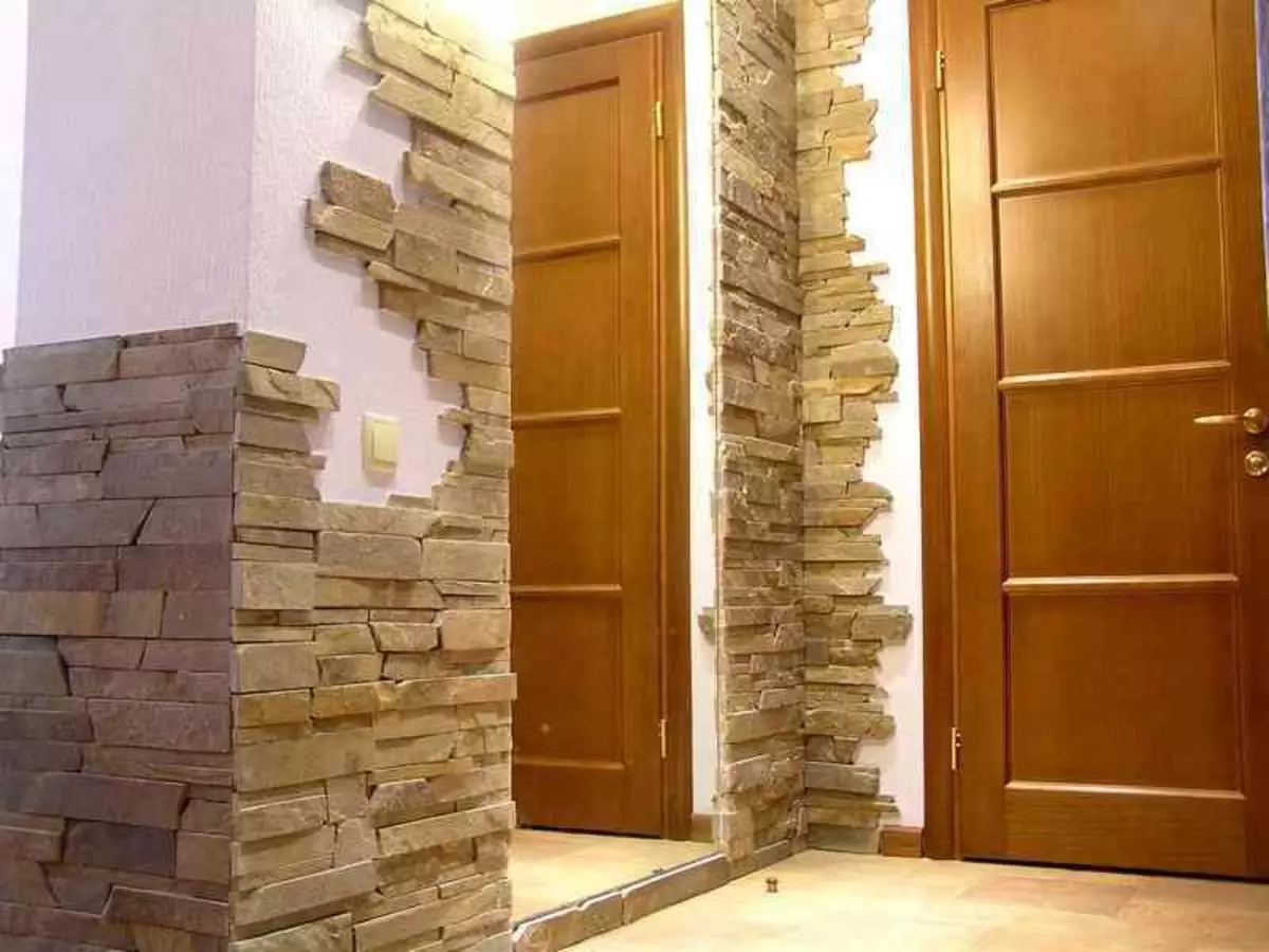 Acabado de pasillo con piedra decorativa y papel tapiz. Foto de pantalla: Papel tapiz para piedra, ladrillos, video