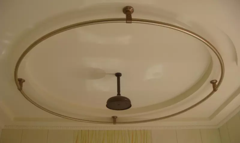 Rod per a cortines al bany: característiques d'elecció i instal·lació