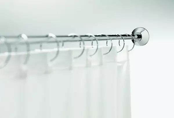 Staaf voor gordijnen in de badkamer: kenmerken van keuze en installatie