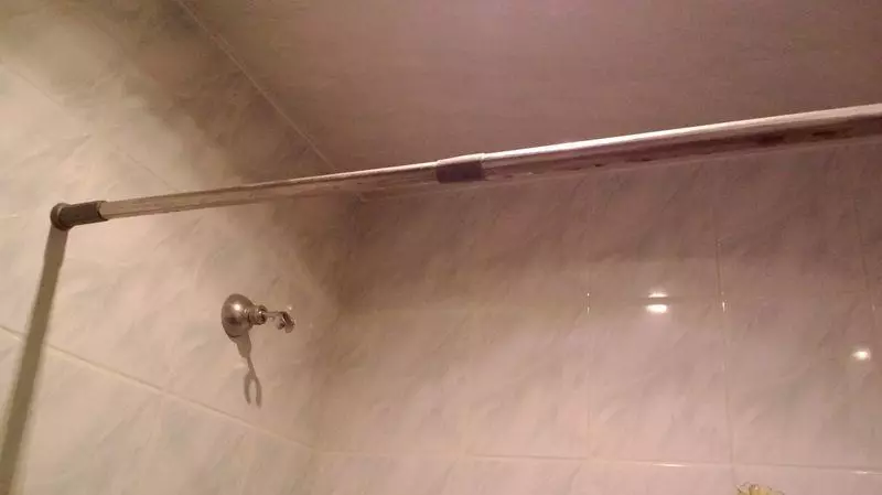 Rod untuk langsir di bilik mandi: ciri pilihan dan pemasangan